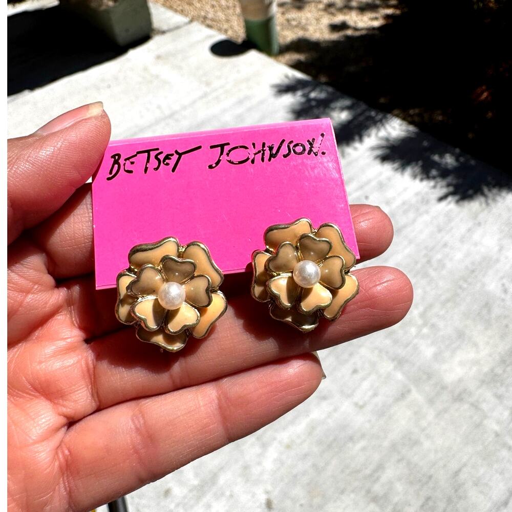 Betsey Johnson gold-toned champagne enamel flower stud earrings faux pearl accen
